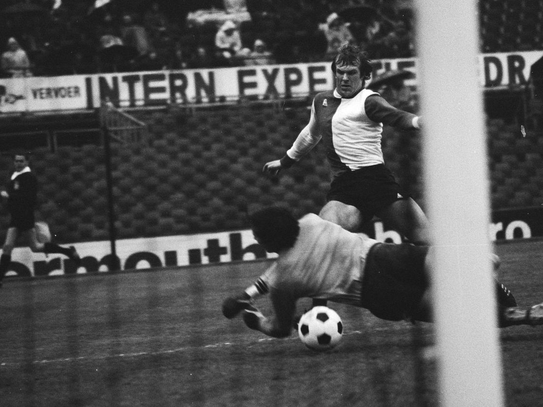 Theo de Jong opent de score in de wedstrijd tussen Feyenoord en FC Utrecht eind jaren '70