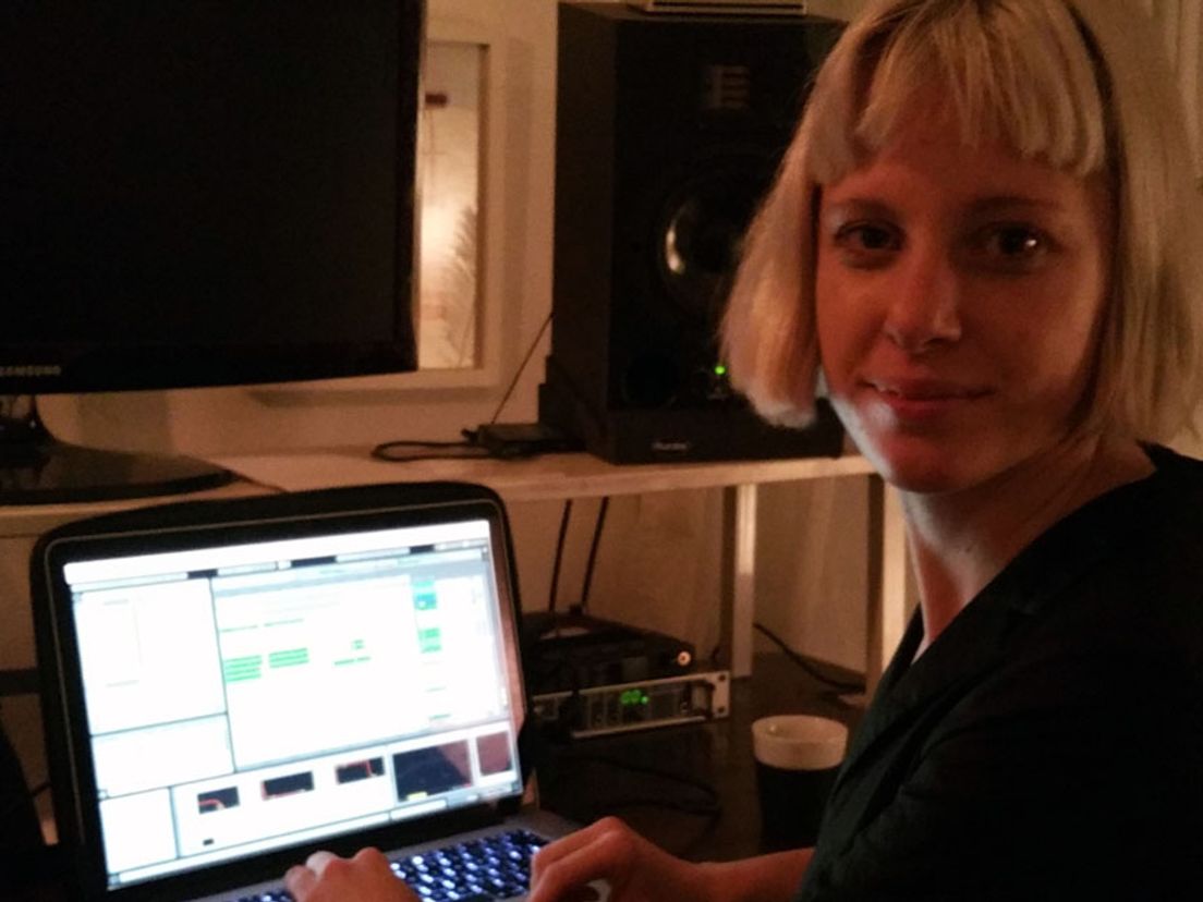 Producer ANIK in haar studio
