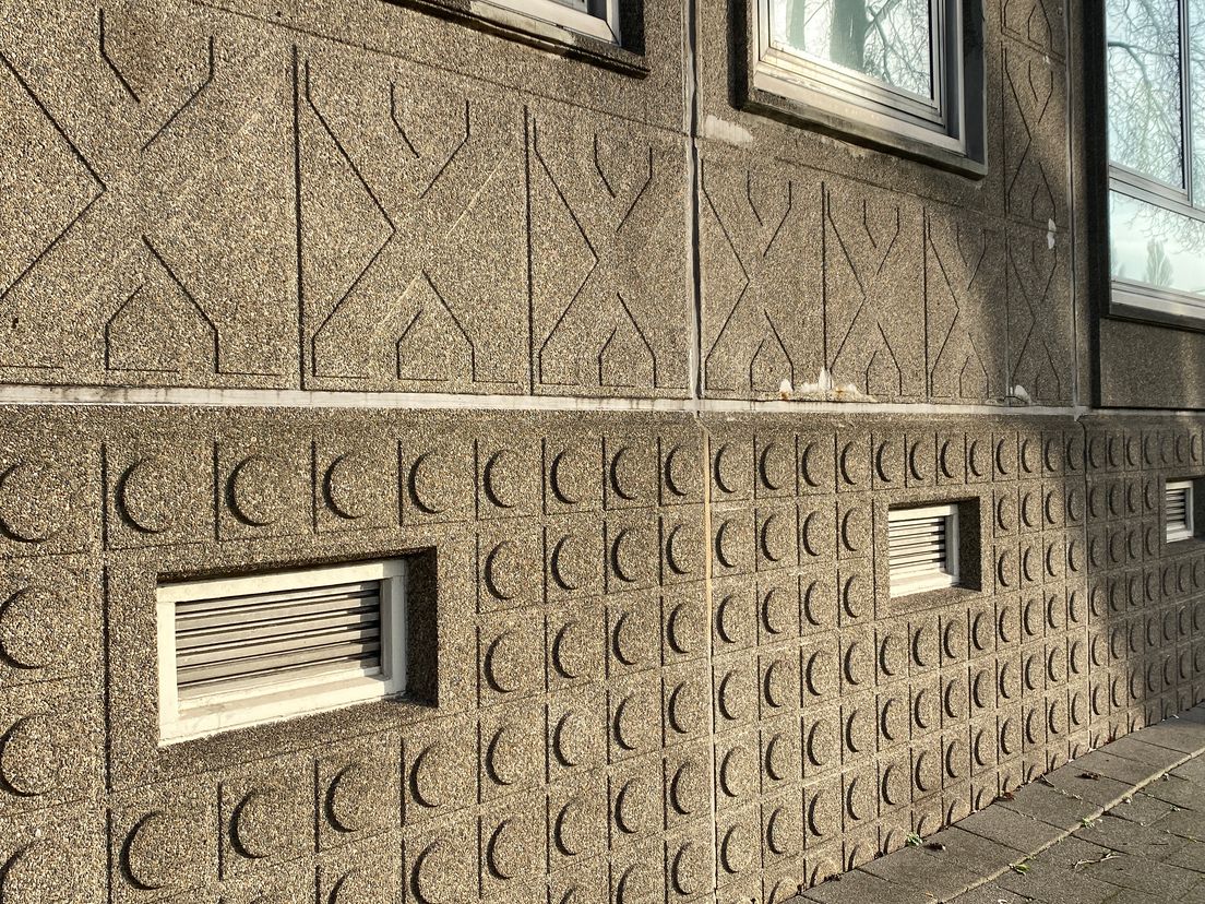 Reliëfs van kruizen en cirkels sieren de betonflats in Rotterdam-Overschie