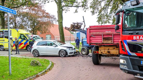 Twee gewonden bij botsing tussen trekker en auto in Emmer-Compascuum. Twee gewonden bij botsing tussen trekker en auto in Emmer-Compascuum.
