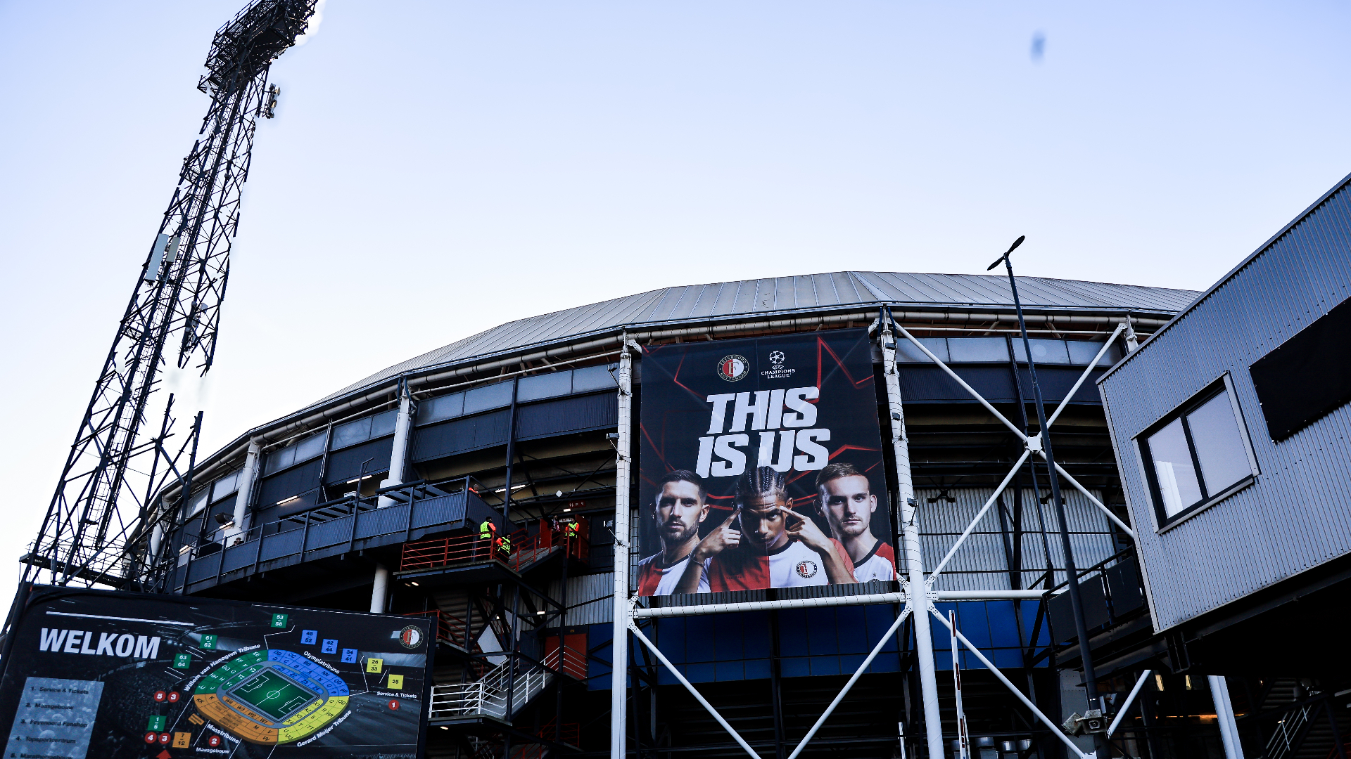De Kuip in aanloop naar een Champions Leaguewedstrijd