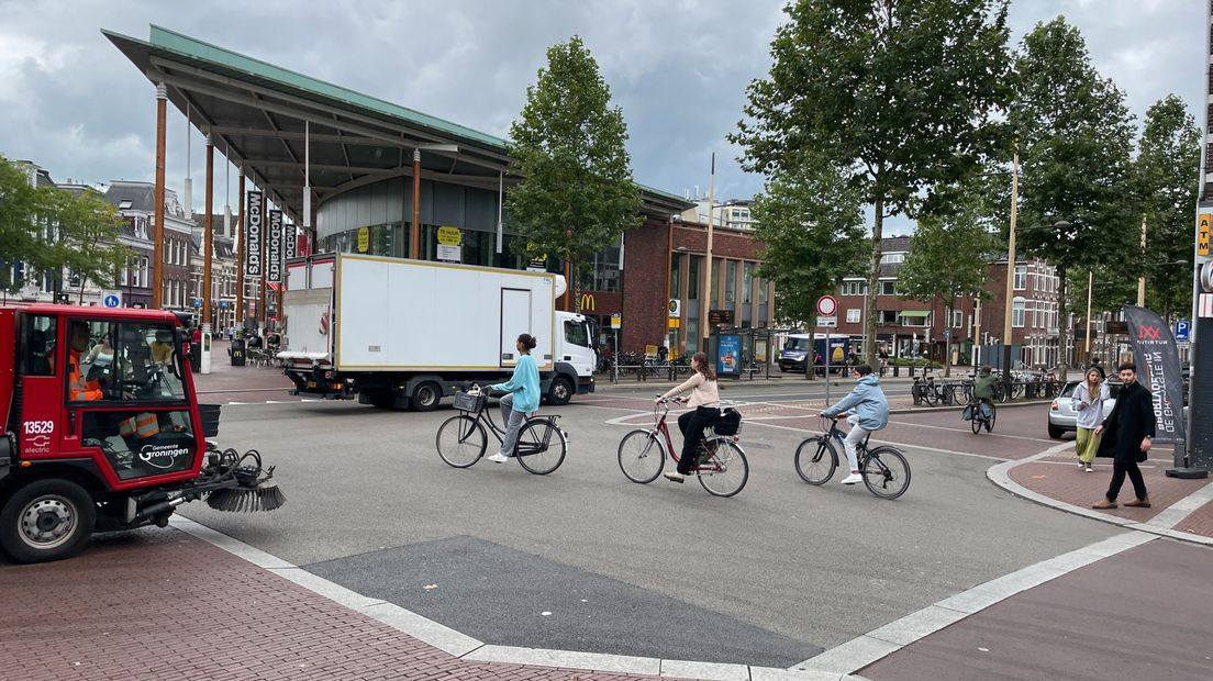 Fietsers midden op de kruising Astraat/Westersingel