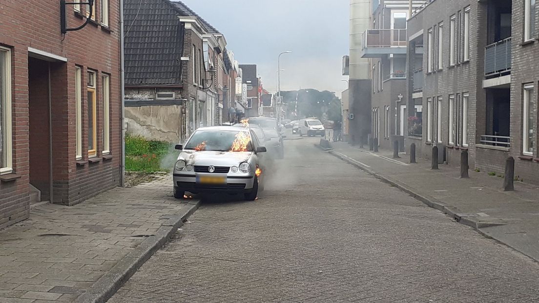 De brandende auto (Rechten: Van Oost Media)