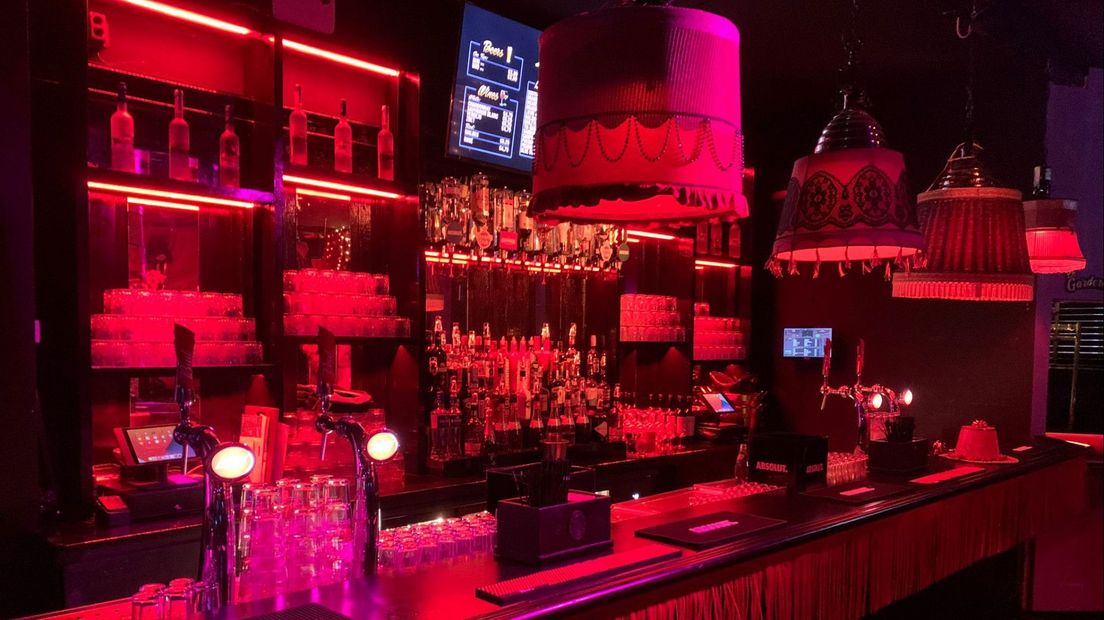 De bar is sinds de verbouwing gehuld in Moulin Rouge-achtige sferen