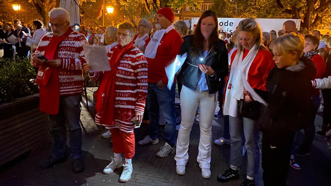 Met z'n allen zingen tijdens de reveille
