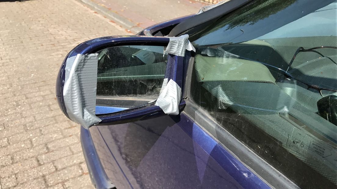 In Ermelo zijn in de nacht van zaterdag op zondag ongeveer vijftig auto's vernield. Dat meldt de politie.