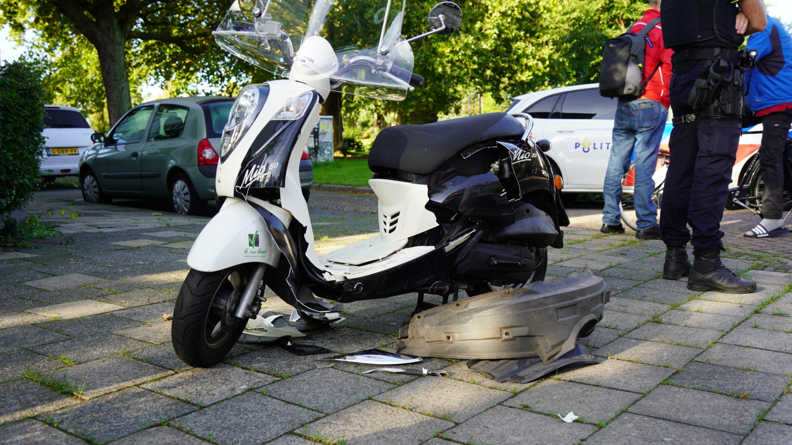 Scooterrijder aangereden en naar ziekenhuis in Zwolle.