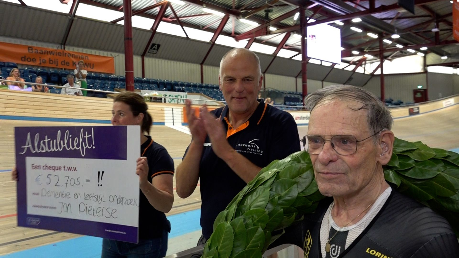 Wielerheld Jan (81) steelt harten tijdens zijn ultieme recordpoging