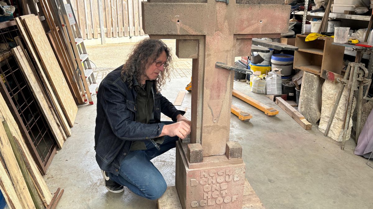 Is de restauratie van het omvergereden kruis in Valkenburg op tijd klaar?