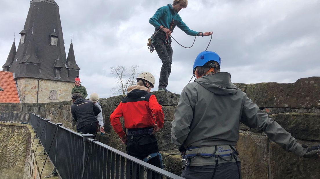 Alle touwen worden goed vastgemaakt zodat de instructeurs veilig kunnen krabben