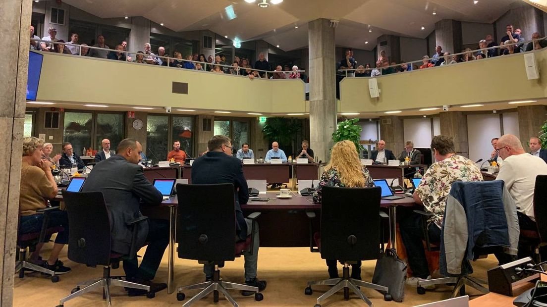 Volle publieke tribunes tijdens de gemeenteraadsvergadering