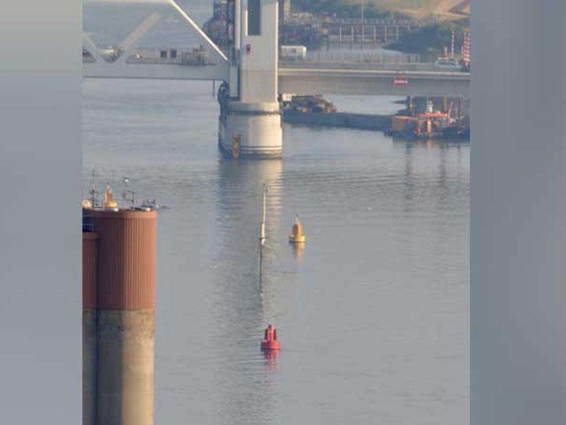 Alleen een mast steekt nog boven het water uit.