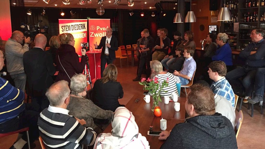 Vijftig belangstellenden luisteren naar het verhaal van Samsom in Zwolle