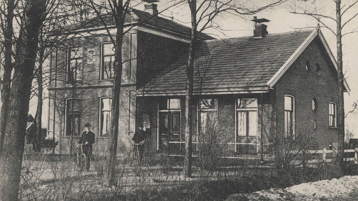 Zo vergaat het onze oude statige gemeentehuizen: het raadhuis van Schoonebeek