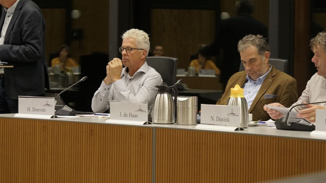 Wethouder Doeven (links) tijdens een eerdere raadsvergadering