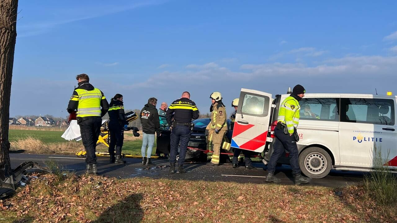 Auto belandt in greppel bij Noordscheschut, bestuurder naar ziekenhuis