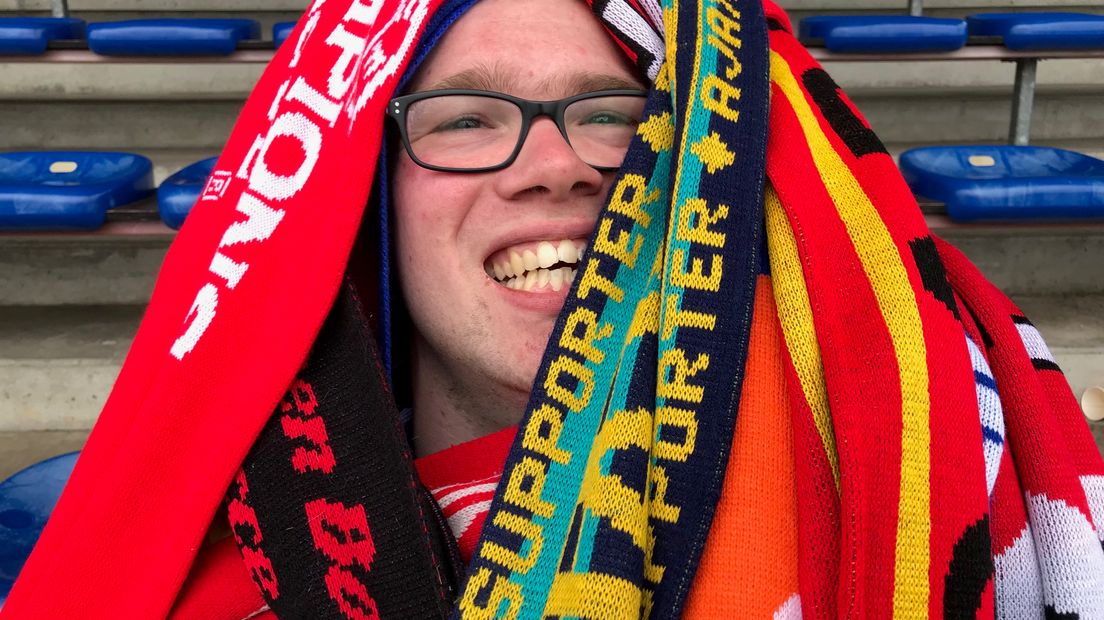 Yannick Stevens (25) krijgt 175 sjaals van de Vrienden van Vanboeijen (Rechten: RTV Drenthe/Jeroen Willems)