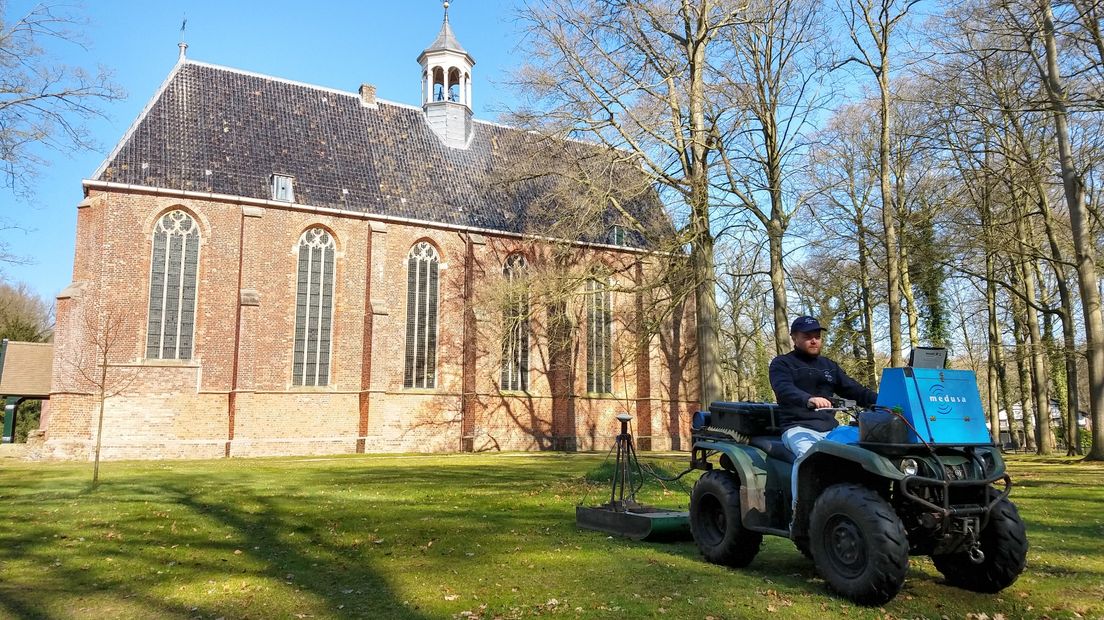 De quad met daarachter de grondradar