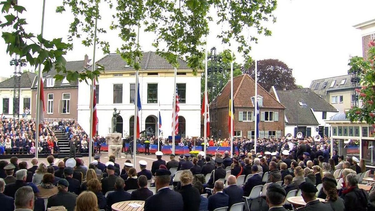 TERUGKIJKEN | Herdenking en Bevrijdingsdefilé Wageningen