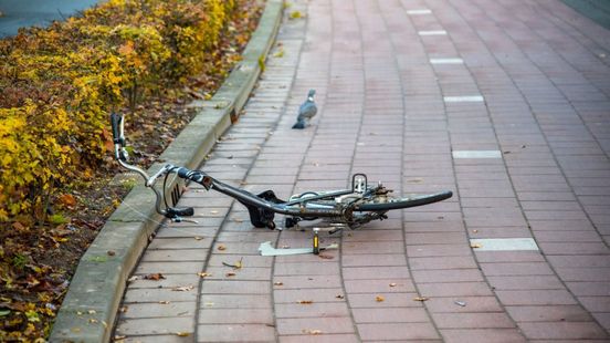 Man overleden na aanrijding op de Oranjelaan in Dordrecht. Man overleden na aanrijding op de Oranjelaan in Dordrecht.