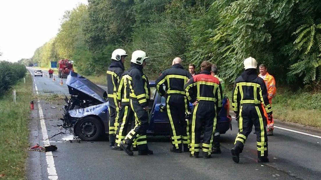 Brandweer bij het autowrak