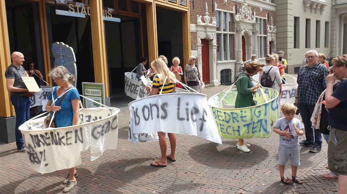 Protestactie 'Hoepel op met anderhalve meter' in Deventer trekt veel bekijks