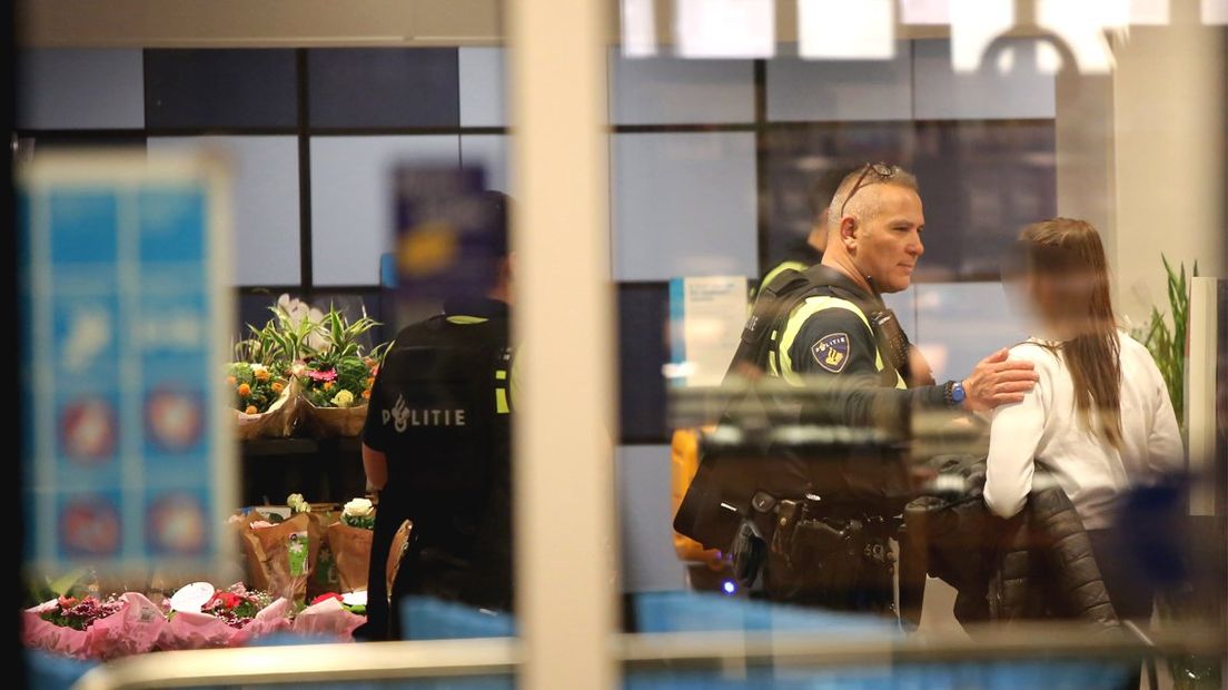 Agenten ontfermden zich over personeel en klanten van de Albert Heijn na de overval. 