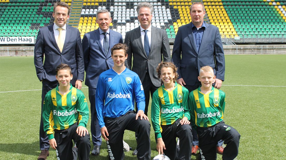 Bij de sponsorovereenkomst horen ook nieuwe shirts