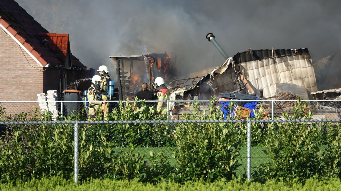 De schuur bij het huis stond in brand