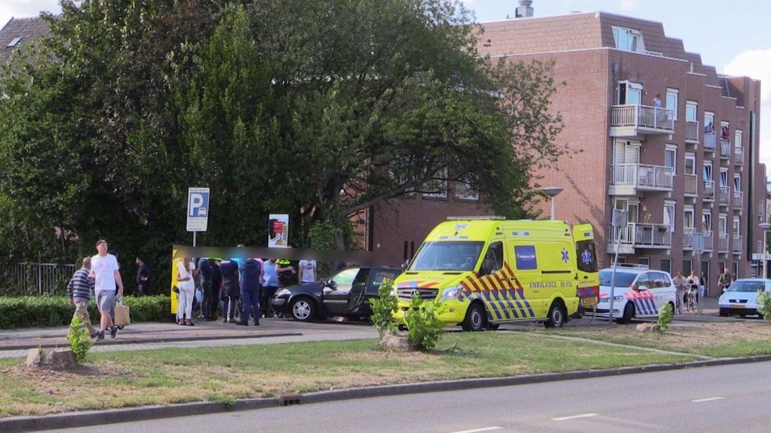 De scooterrijder is met onbekende verwondingen naar het ziekenhuis gebracht