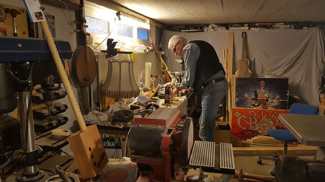 Beeksma bouwt de gitaren in zijn kelder