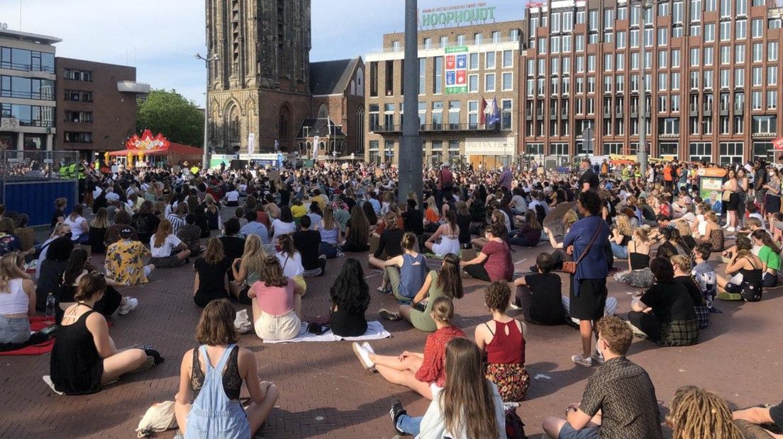 Verspreid over de hele Grote Markt zaten mensen