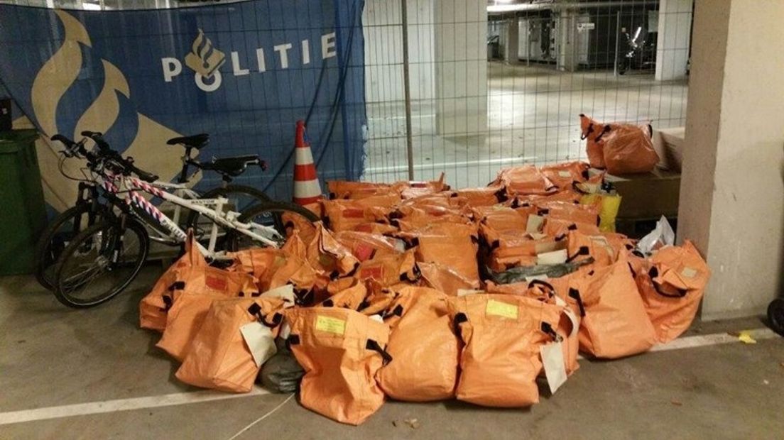 Een deel van de postzakken die bij de vrouw thuis werd gevonden (Rechten: Politie Drenthe)