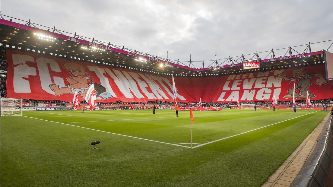 Dit is het spandoek waarmee de supporters de terugkeer in de eredivisie vierden