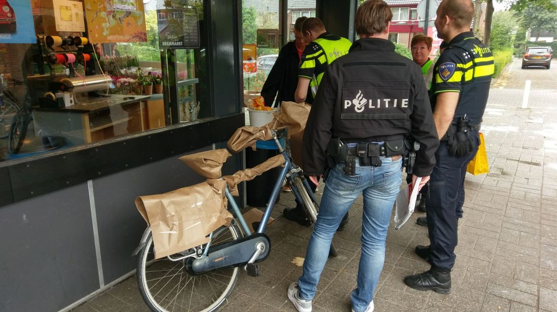 Een supermarkt in winkelcentrum De Maat aan de Imkersplaats in Apeldoorn is donderdag net voor het middaguur overvallen. De gewapende overvaller is er met een buit vandoor gegaan.