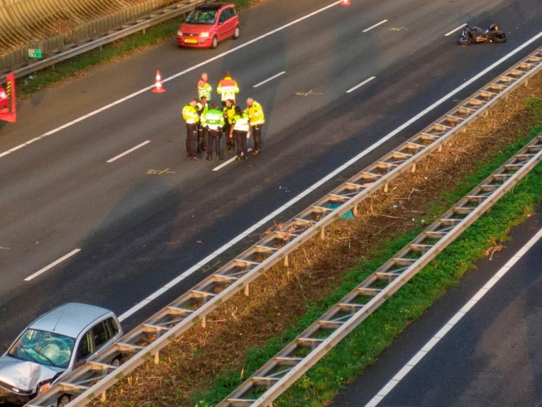 Linksonder is de auto te zien en rechtsboven de motor
