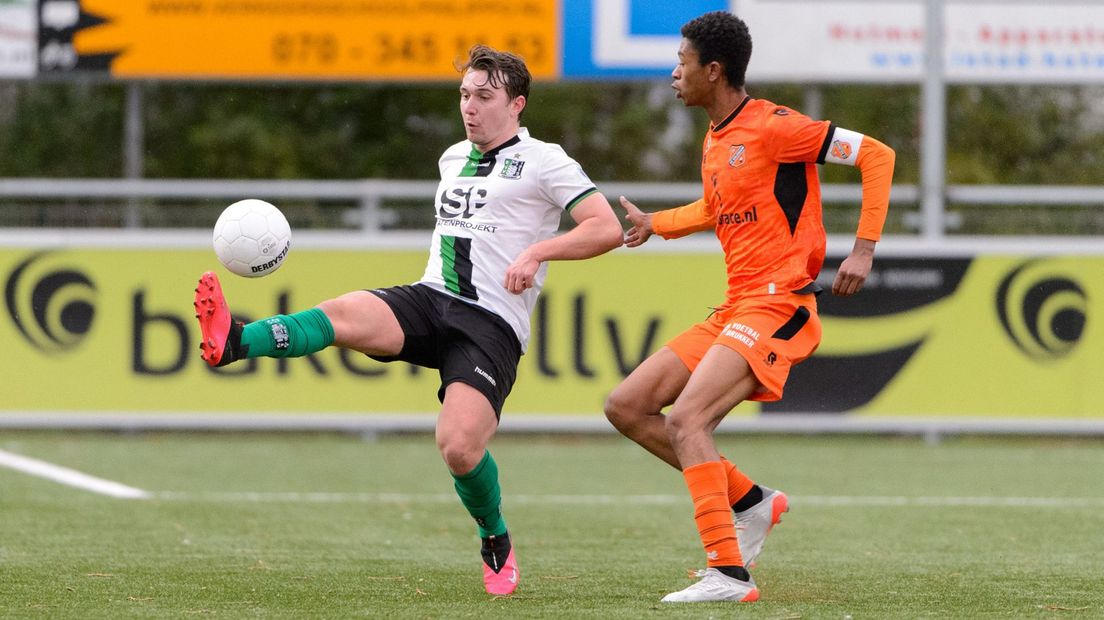 Scheveningen-middenvelder Maarten Rieder (l) in duel met Jong FC Volendam-captain Jay Koorndijk