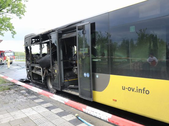 Bus vliegt in brand op Utrechtseweg in De Bilt