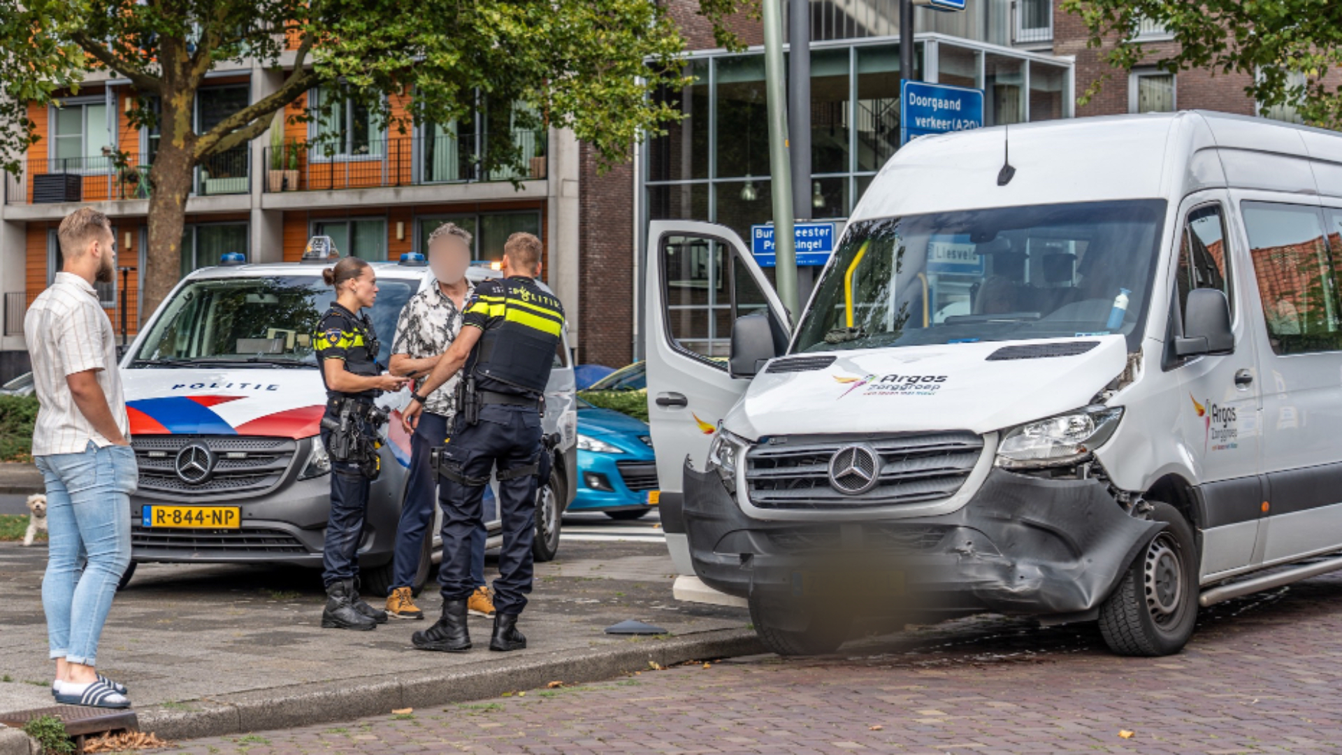 Ongeluk met bus voor zorgbehoevende mensen.