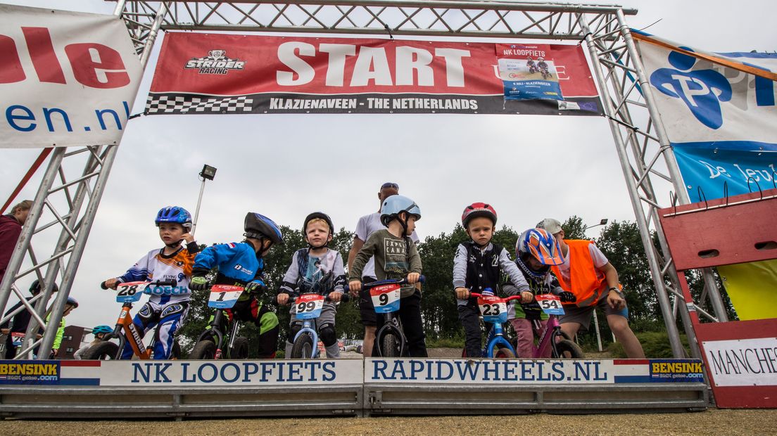 Kinderen maken zich op voor de race (Rechten: RTV Drenthe / Robbert Oosting)