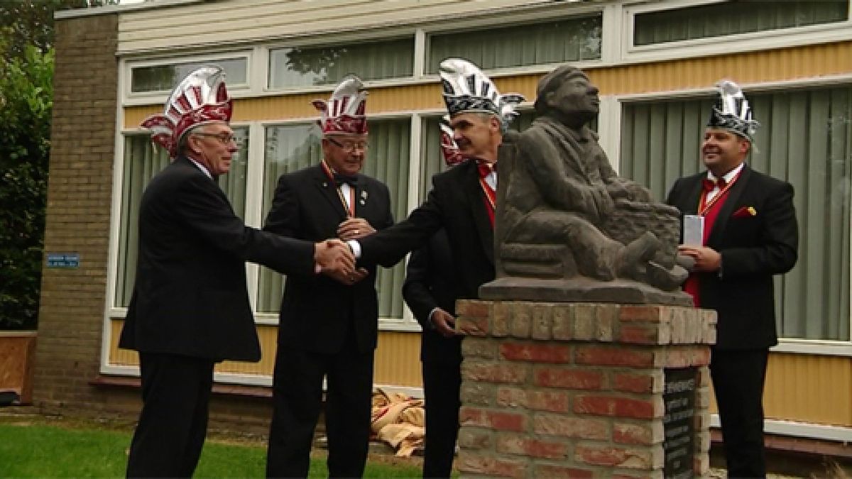 Maasbommel krijgt standbeeld van carnavalsclub