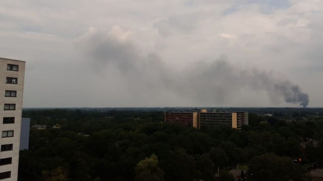De rookpluim was vanuit Apeldoorn te zien