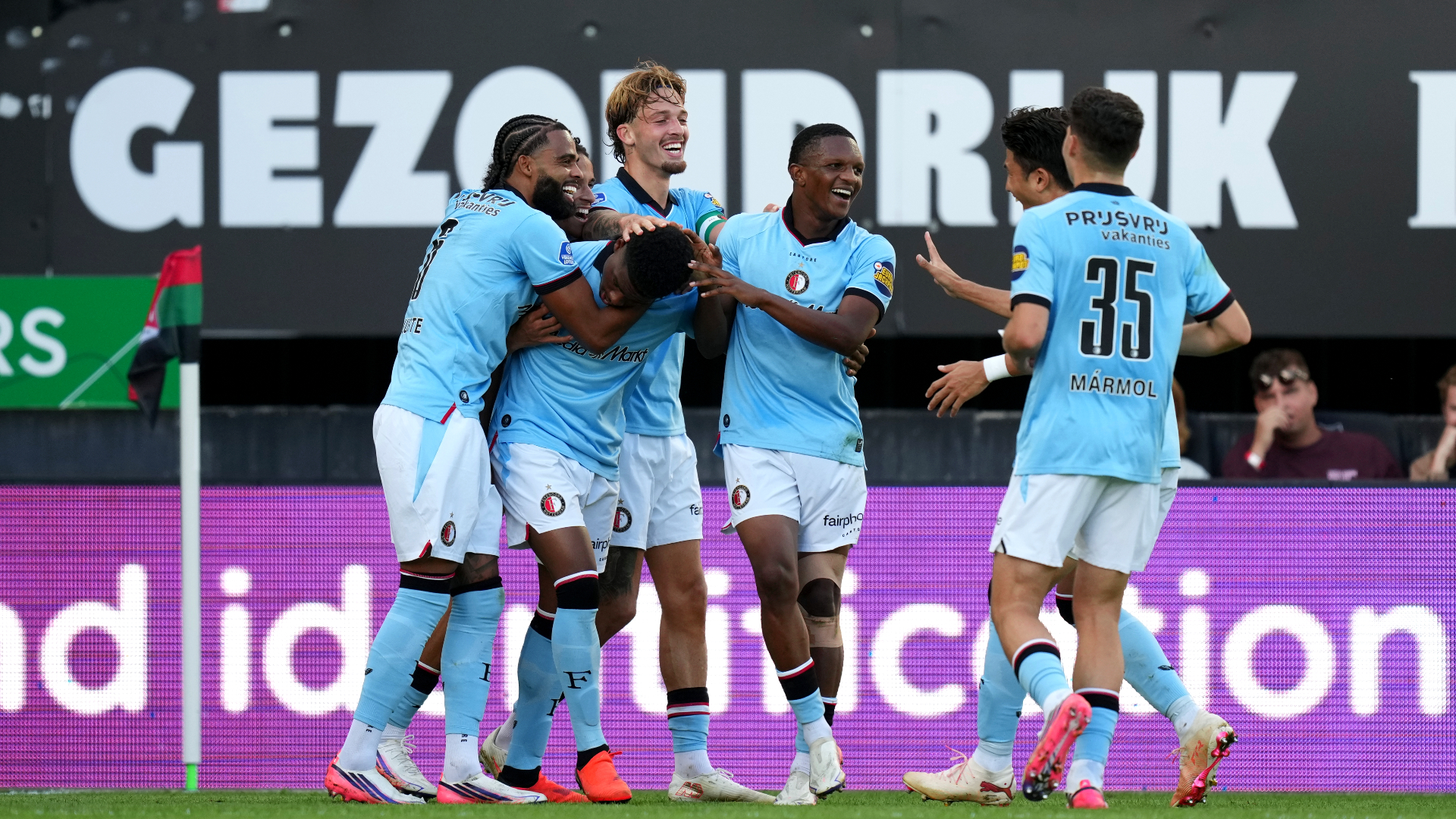 Jerayno Schaken viert zijn eerste doelpunt voor Feyenoord