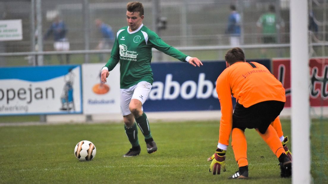 Jordan Francke scoort de 2-0 tegen Poortugaal