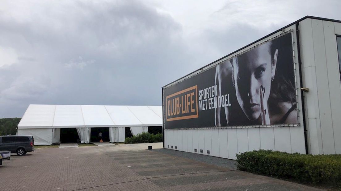 Club Life met daarachter de tijdelijke sportschool in de overkapping/tent