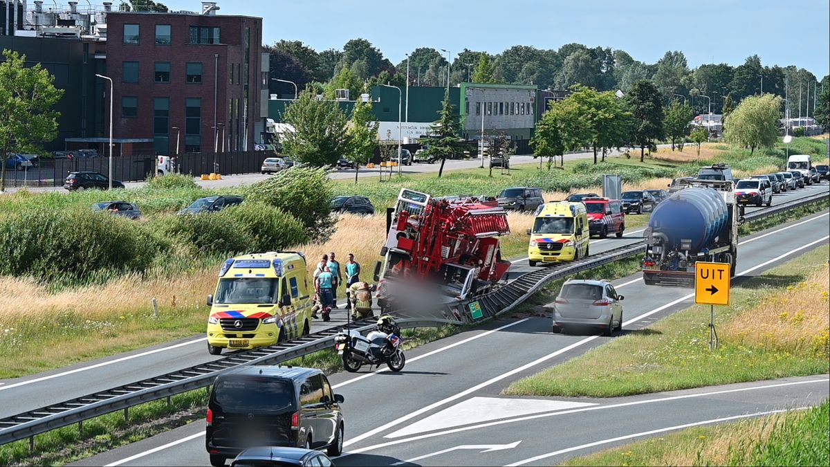 112 nieuws: Kraanwagen krijgt klapband op N36 bij Vriezenveen | Bestuurder bekneld in auto bij ongev