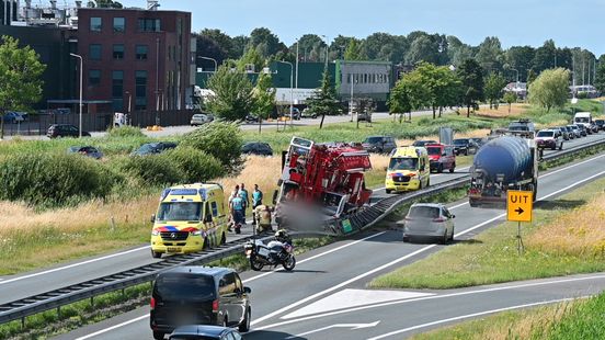 Kraanwagen krijgt klapband op N36 bij Vriezenveen; verkeersvertraging Home