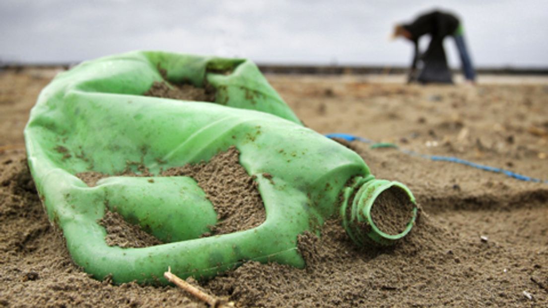 zwerfafval-stranden-noordzee-afval-opruimen-2004