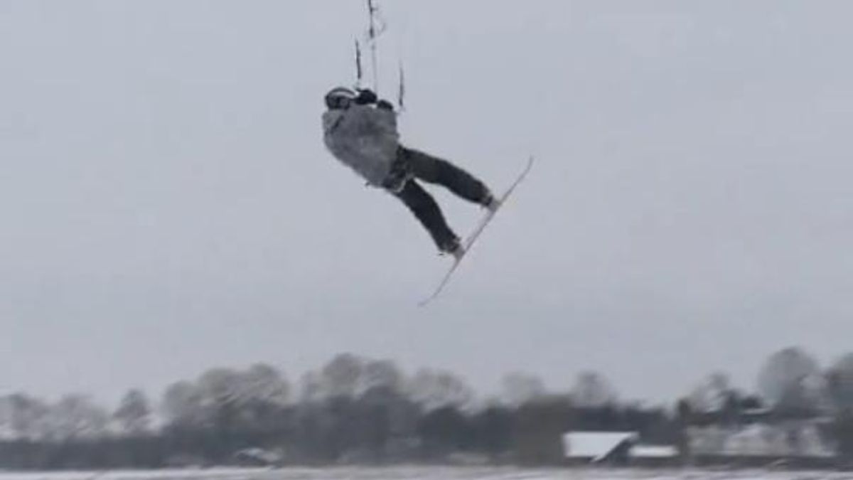 Snowkiter Ed Noorman geniet van de winter