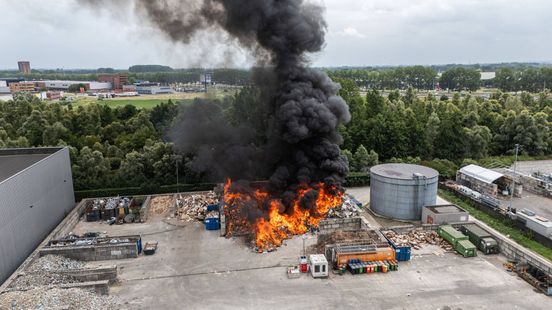 Dikke zwarte rookwolken te zien bij brand bij afvalverwerker
